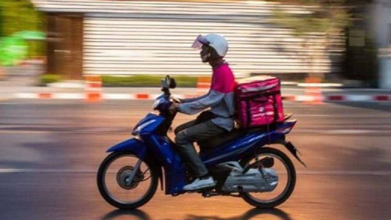 delivery-man-r1yqaiwhsmds6mduaxmm30p2oxx4seoo4tdnlra61s