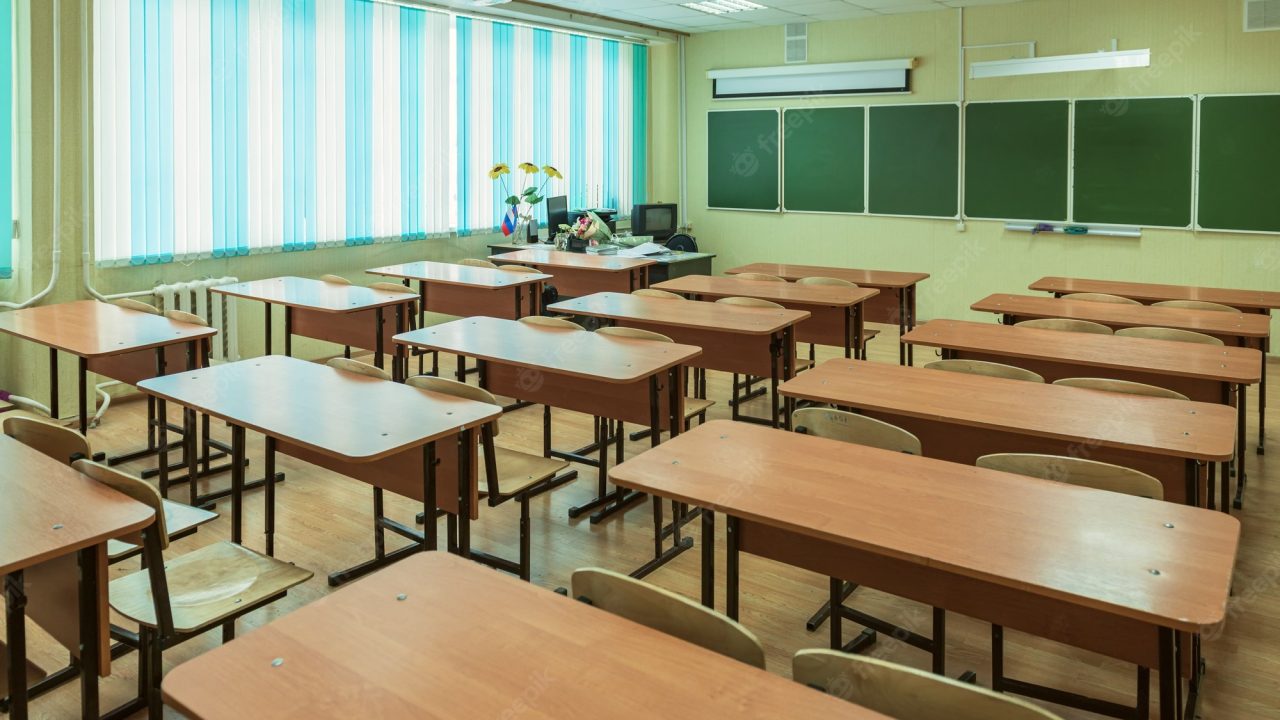empty-classroom-school-without-people-with-bouquet-flowers-teacher-s-desk_374134-255