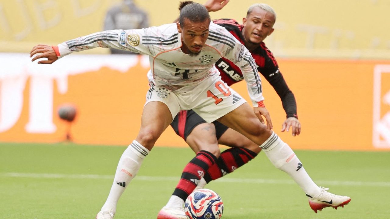 MIAMI GARDENS, FLORIDA - JUNE 29: Leroy Sane #10 of FC Bayern Munchen battles with Wesley #43 of CR Flamengo for control of the ball during the FIFA Club World Cup 2025 round of 16 match between CR Flamengo and FC Bayern München at Hard Rock Stadium on June 29, 2025 in Miami Gardens, Florida.   Michael Reaves/Getty Images/AFP (Photo by Michael Reaves / GETTY IMAGES NORTH AMERICA / Getty Images via AFP)