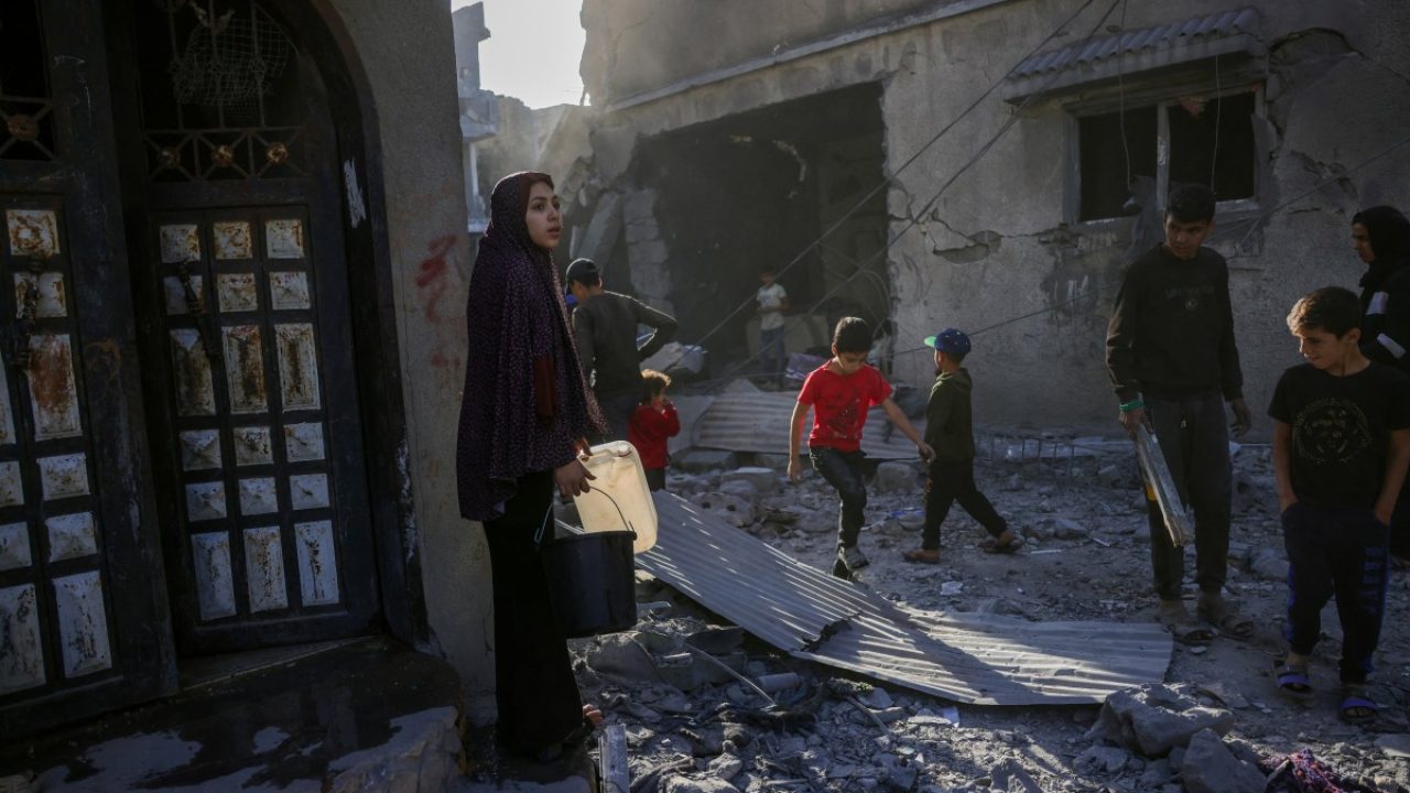 People check the site of an overnight Israeli strike, in Jabalia in the central Gaza Strip, on May 30, 2025, amid the war between Israel and the Palestinian Hamas militant movement. Israel's far-right National Security Minister Itamar Ben Gvir said on May 30 it was time to use "full force" in Gaza, after Hamas said a new US-backed truce proposal failed to meet its demands. (Photo by Bashar TALEB / AFP)