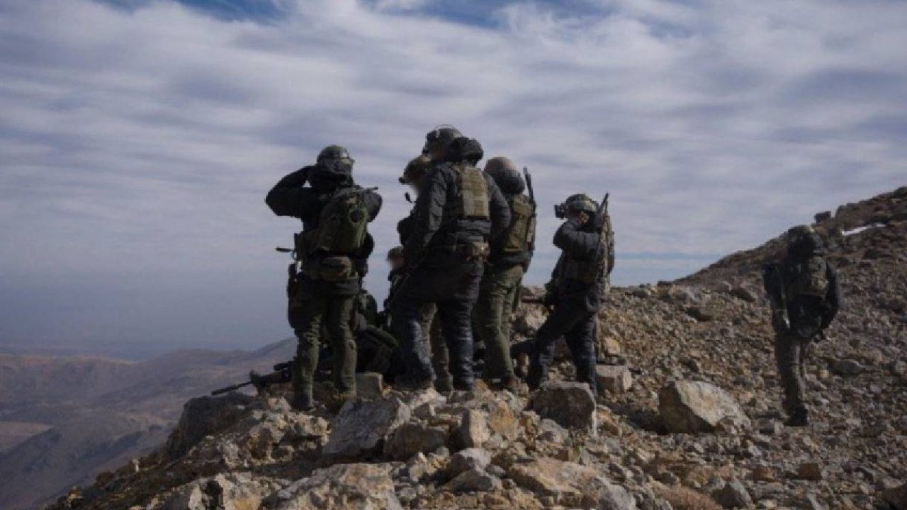 golan - israeli soldiers looking