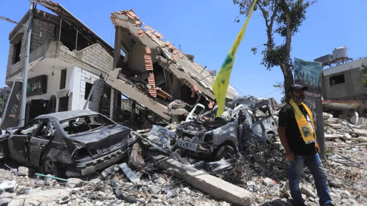 hezb flag in destroyed building