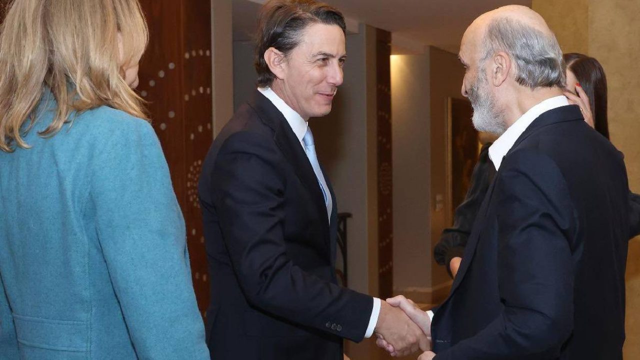 hochstein shaking hands with samir geagea