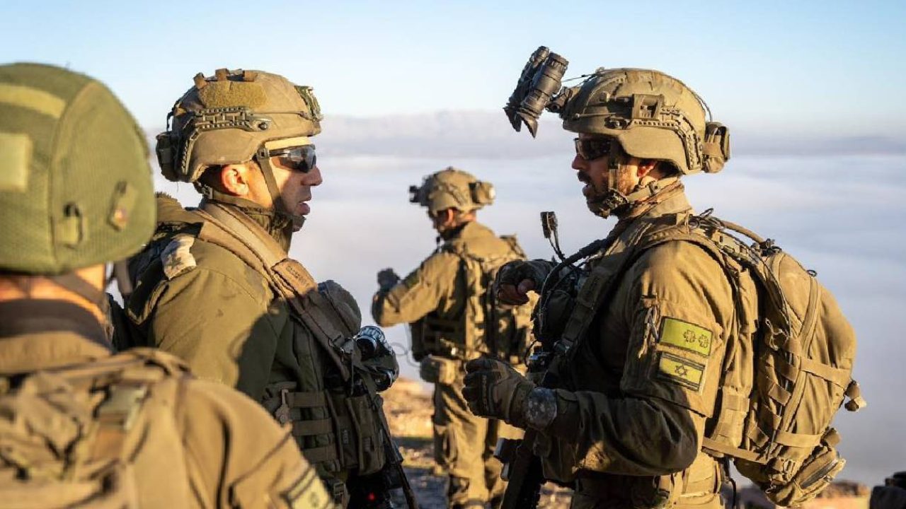 israeli army soldiers talking