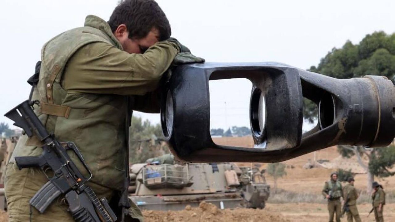 israeli soldier crying on tank