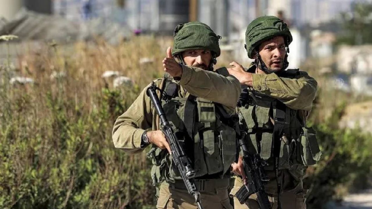 israeli soldier pointing