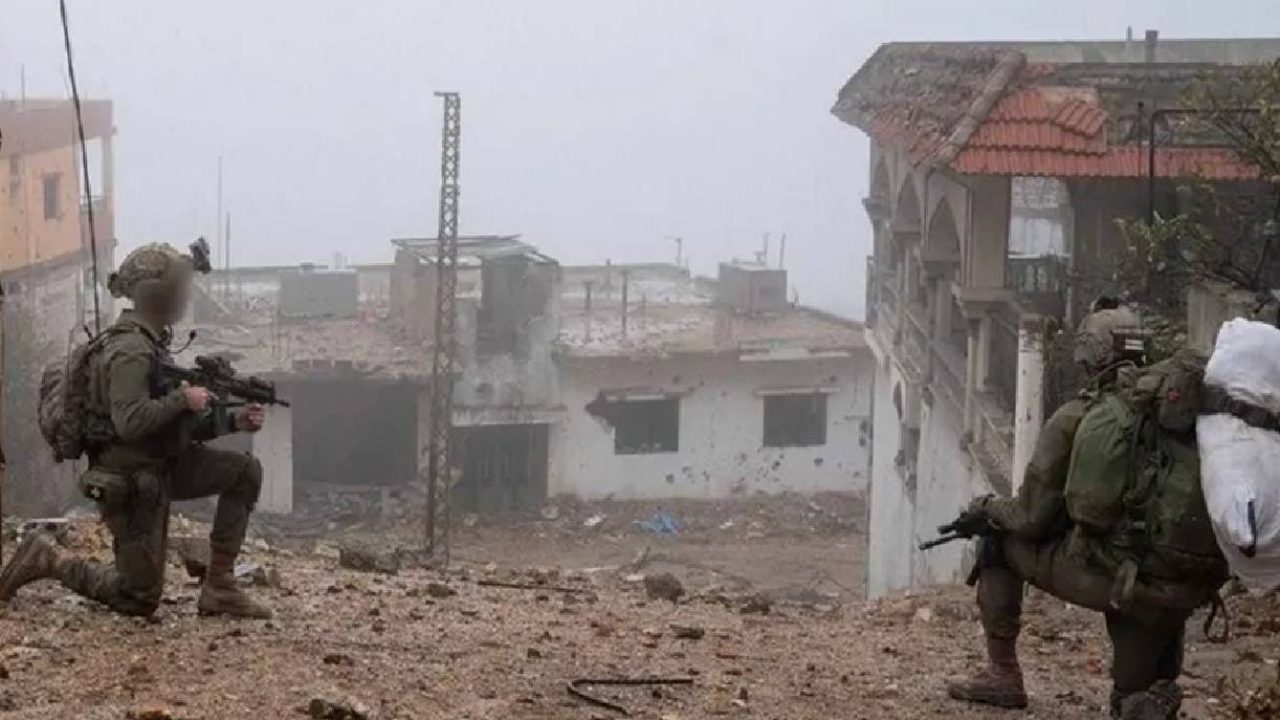 israeli soldiers between buildings