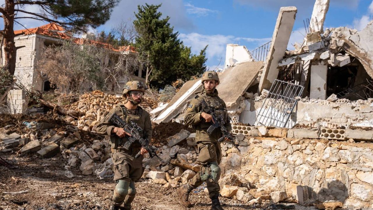 israeli soldiers between destruction