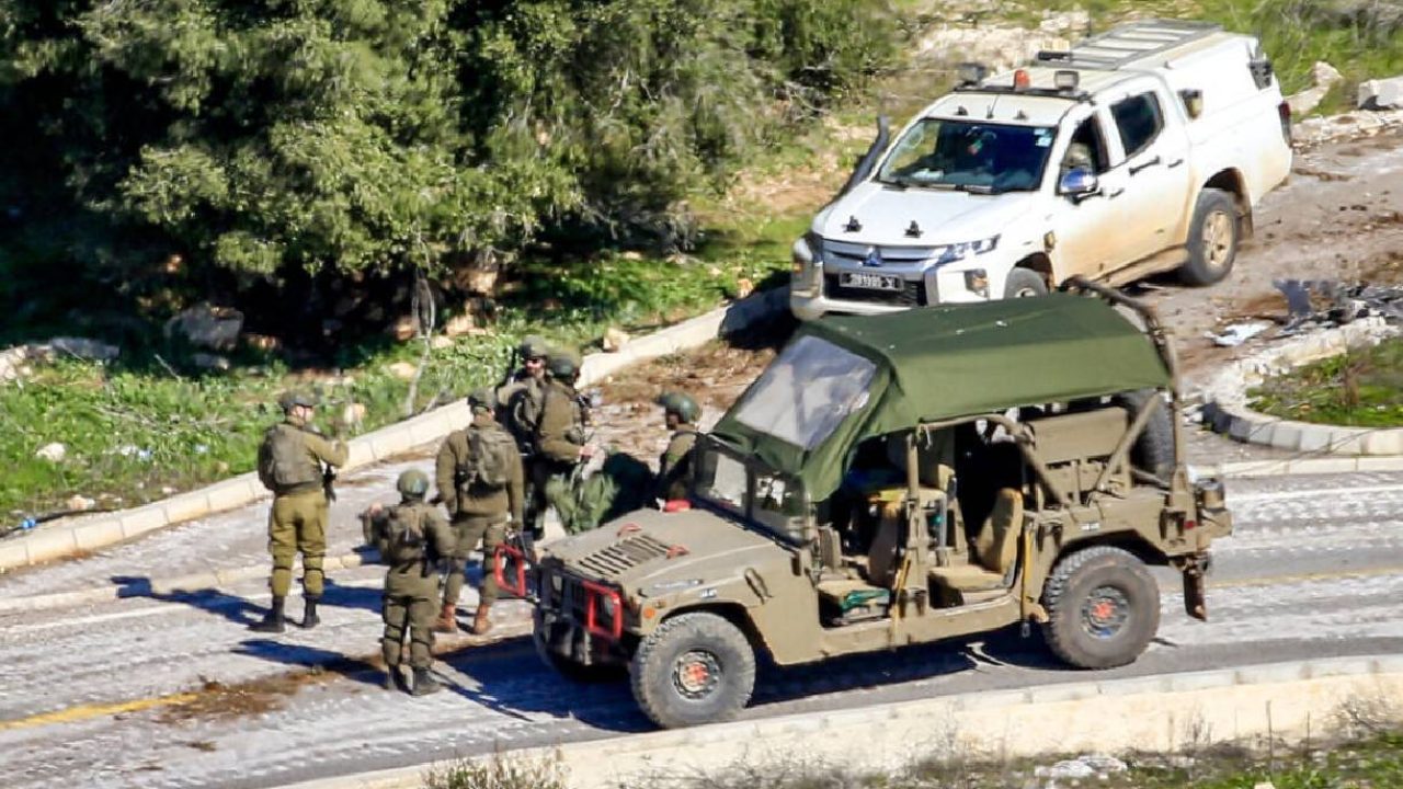 israeli soldiers blocking road
