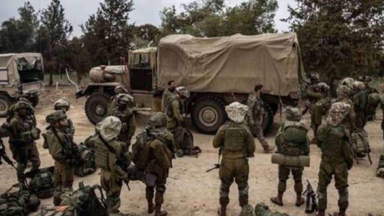israeli soldiers grouped