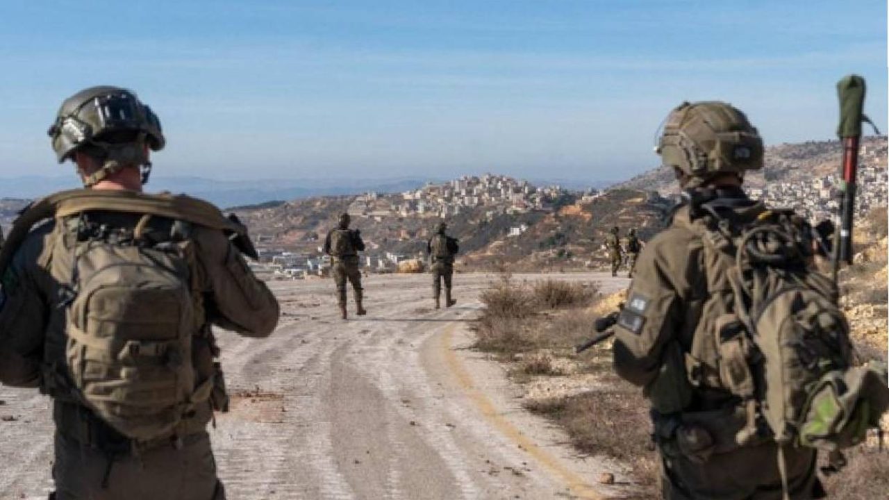 israeli soldiers looking at city