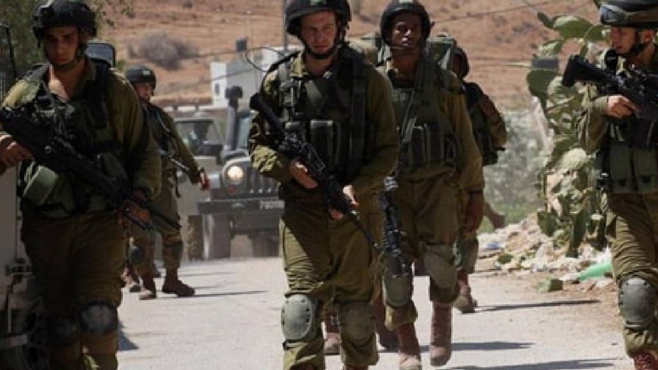 israeli soldiers marching