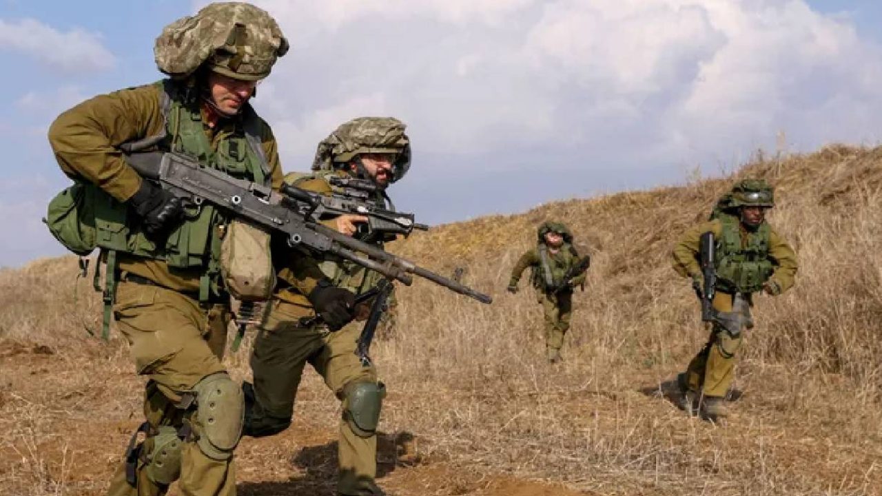 israeli soldiers running