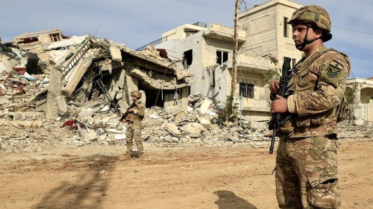 leb army soldiers next to destroyed building