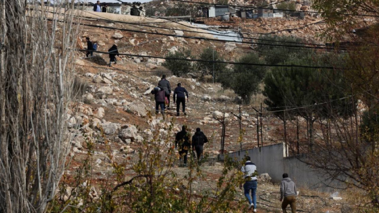 leb syr border - people leaving