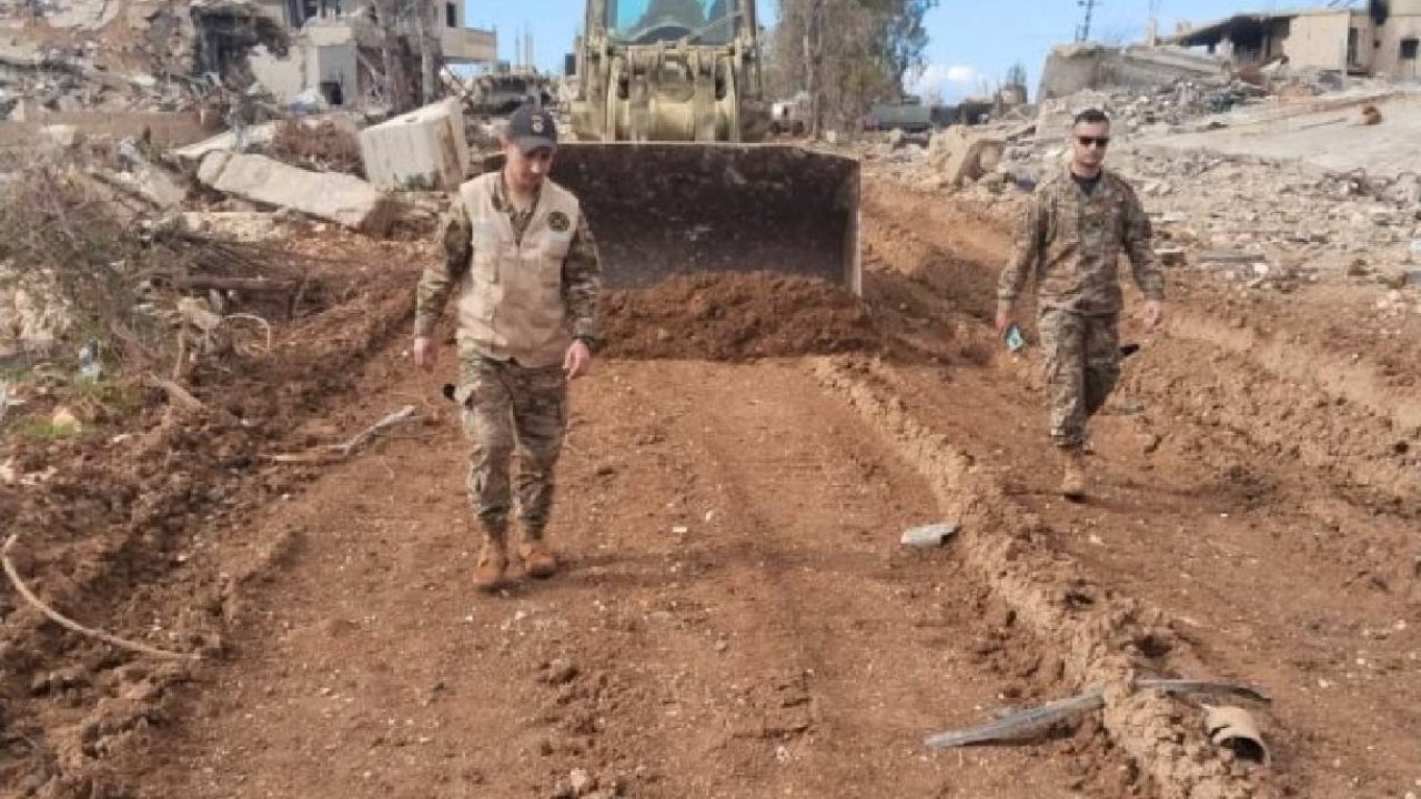 lebanese soldiers bulldozer