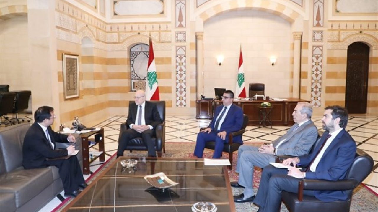 هكتور حجار برفقة سفير الصين هكتور حجار برفقة سفير الصين