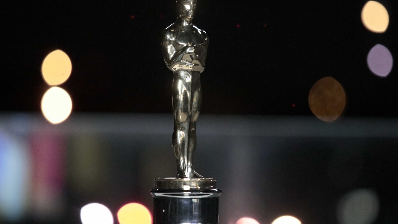 An Oscars statuette is displayed during a screening of the Oscars early on April 26, 2021 in Paris, France. (Photo by Lewis Joly / POOL / AFP)