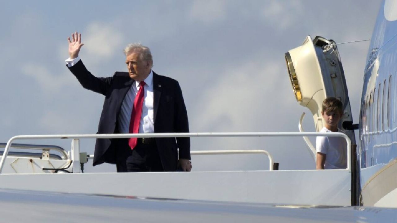 plane boarding - trump