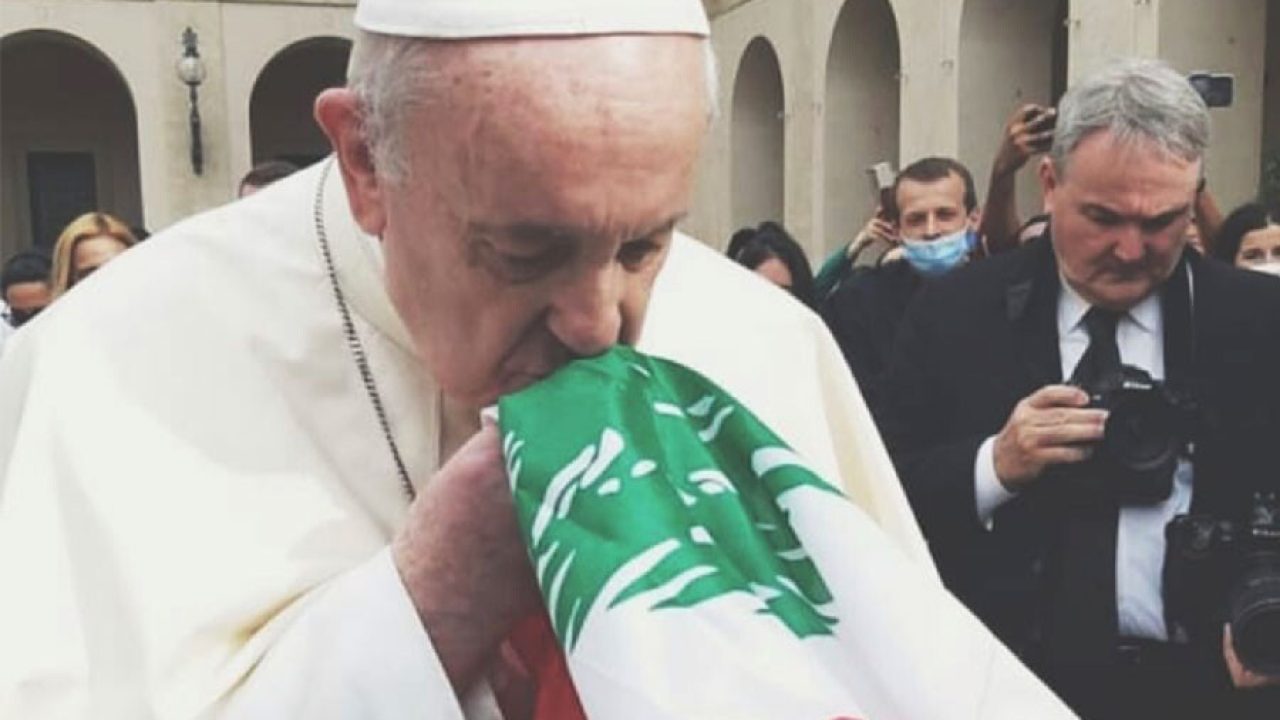 pope-francis-lebanese-flag (1)
