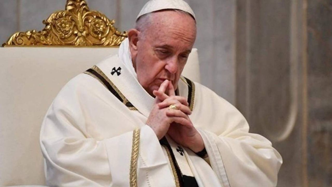 pope francis praying