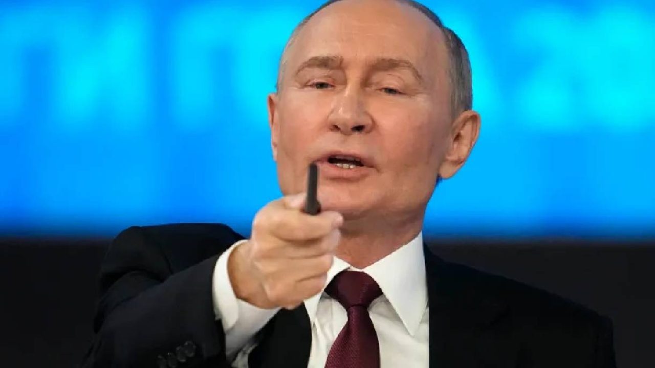 putin pointing with pen