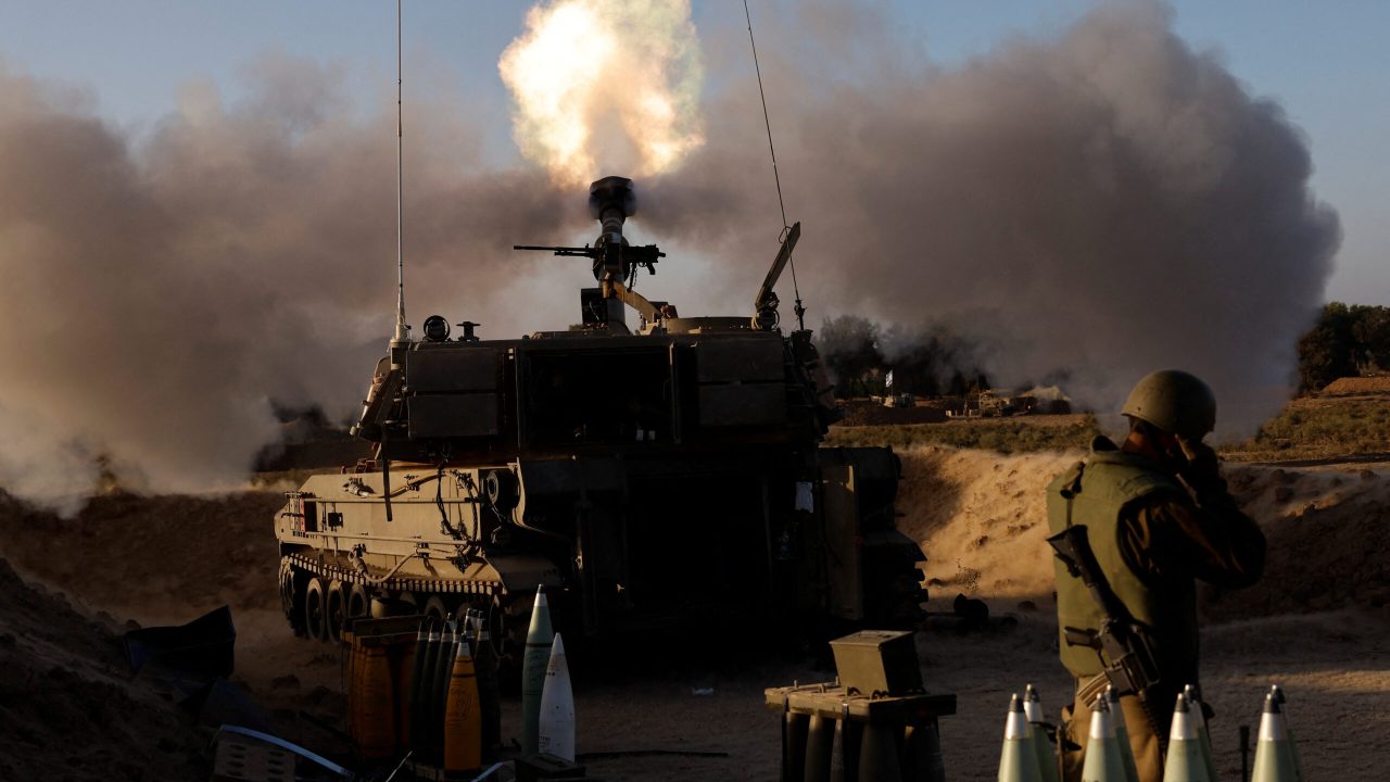 An Israeli artillery unit fires from an undisclosed location near the Gaza Strip border, amid the ongoing conflict between Israel and Palestinian Islamist group Hamas, in Israel, November 6, 2023.  REUTERS/Amir Cohen