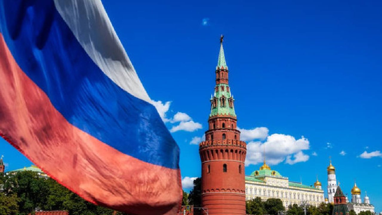 russian flag in kremlin