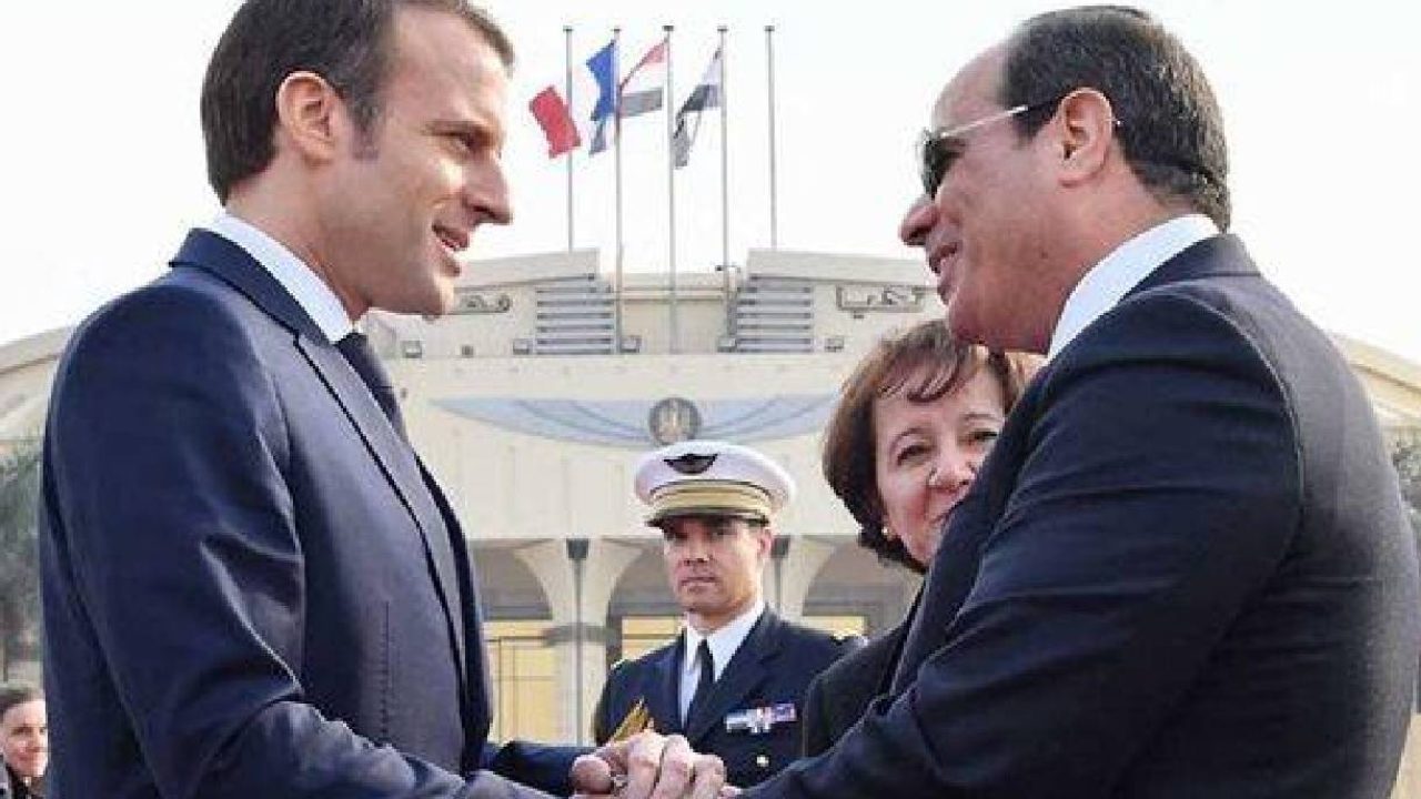 sisi and macron shakimg hands 2