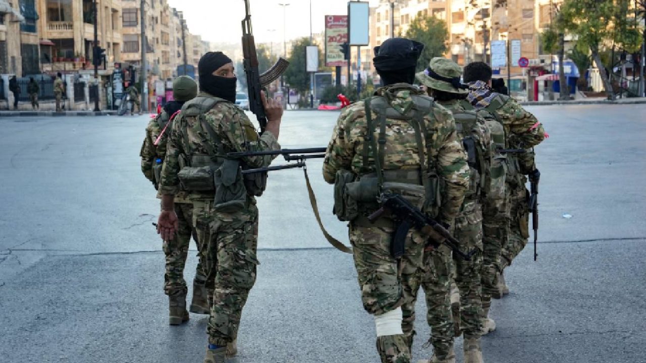 syrian fighters in the streets
