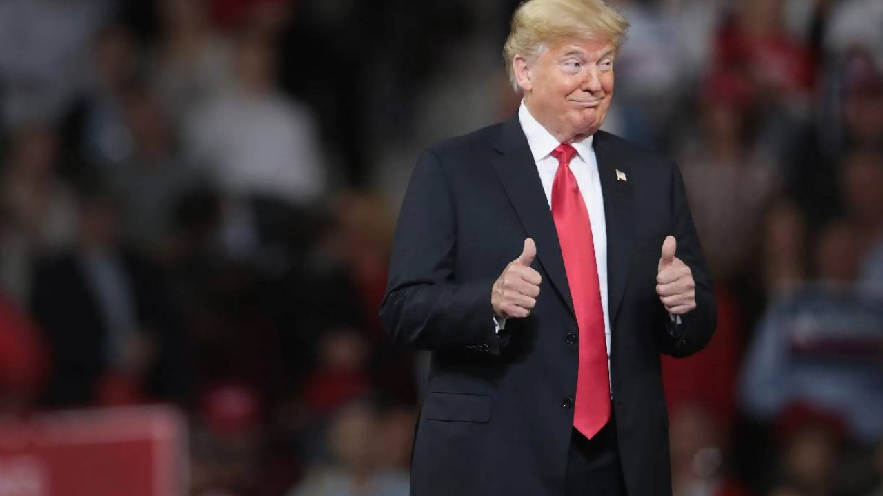 trump thumbs up