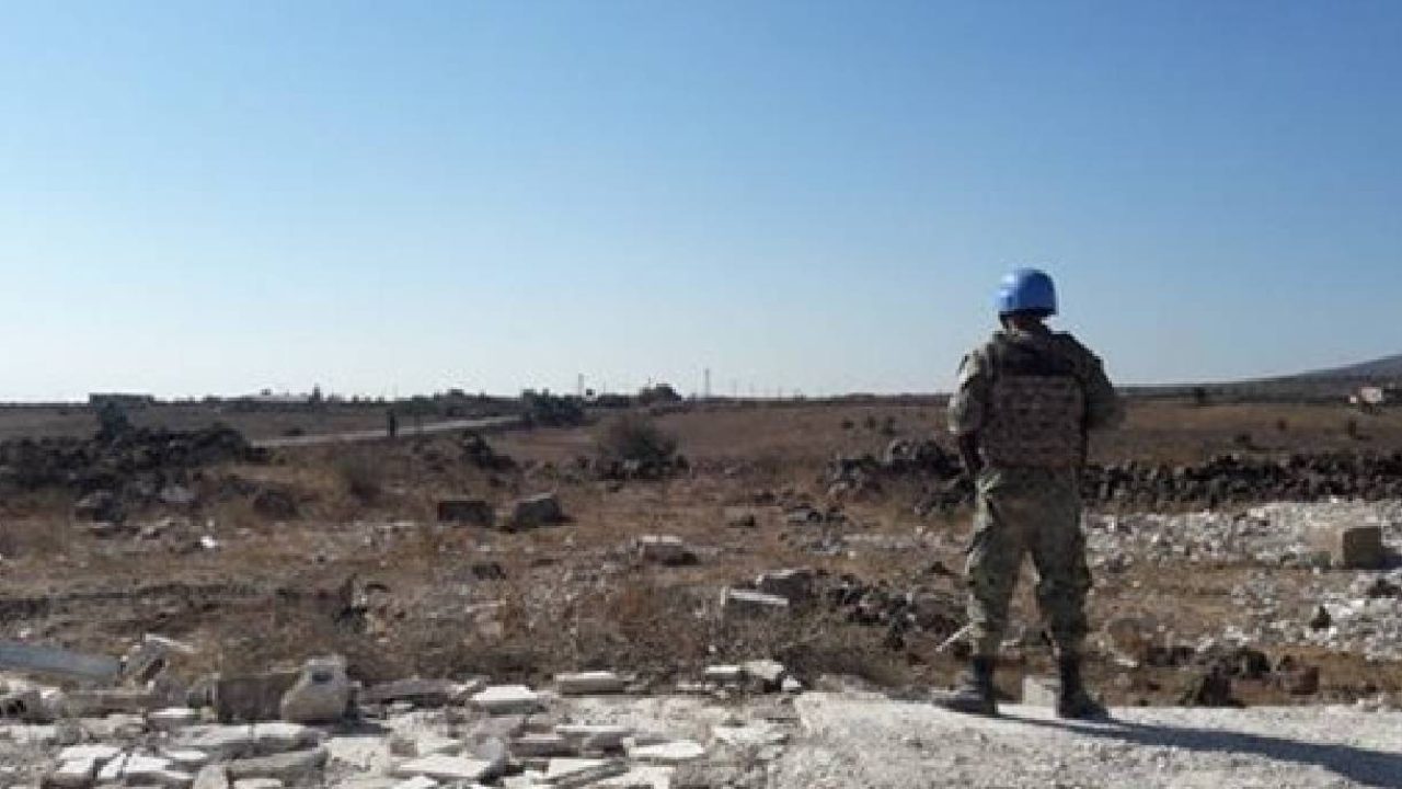 un soldier looking at land