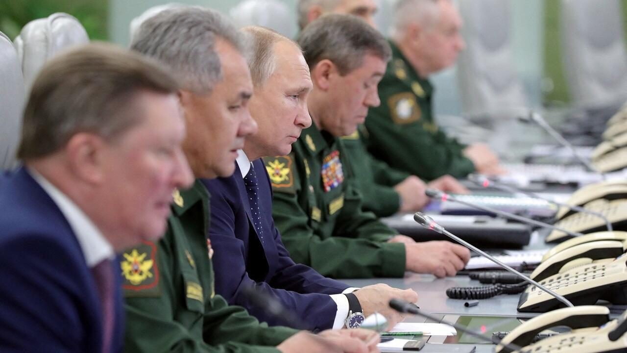 FILE PHOTO: Russia's President Vladimir Putin (3rd L) visits the National Defence Control Centre (NDCC) to oversee the test of a new Russian hypersonic missile system called Avangard, which can carry nuclear and conventional warheads, in Moscow, Russia December 26, 2018. Sputnik/Mikhail Klimentyev/Kremlin via REUTERS  ATTENTION EDITORS - THIS IMAGE WAS PROVIDED BY A THIRD PARTY./File Photo