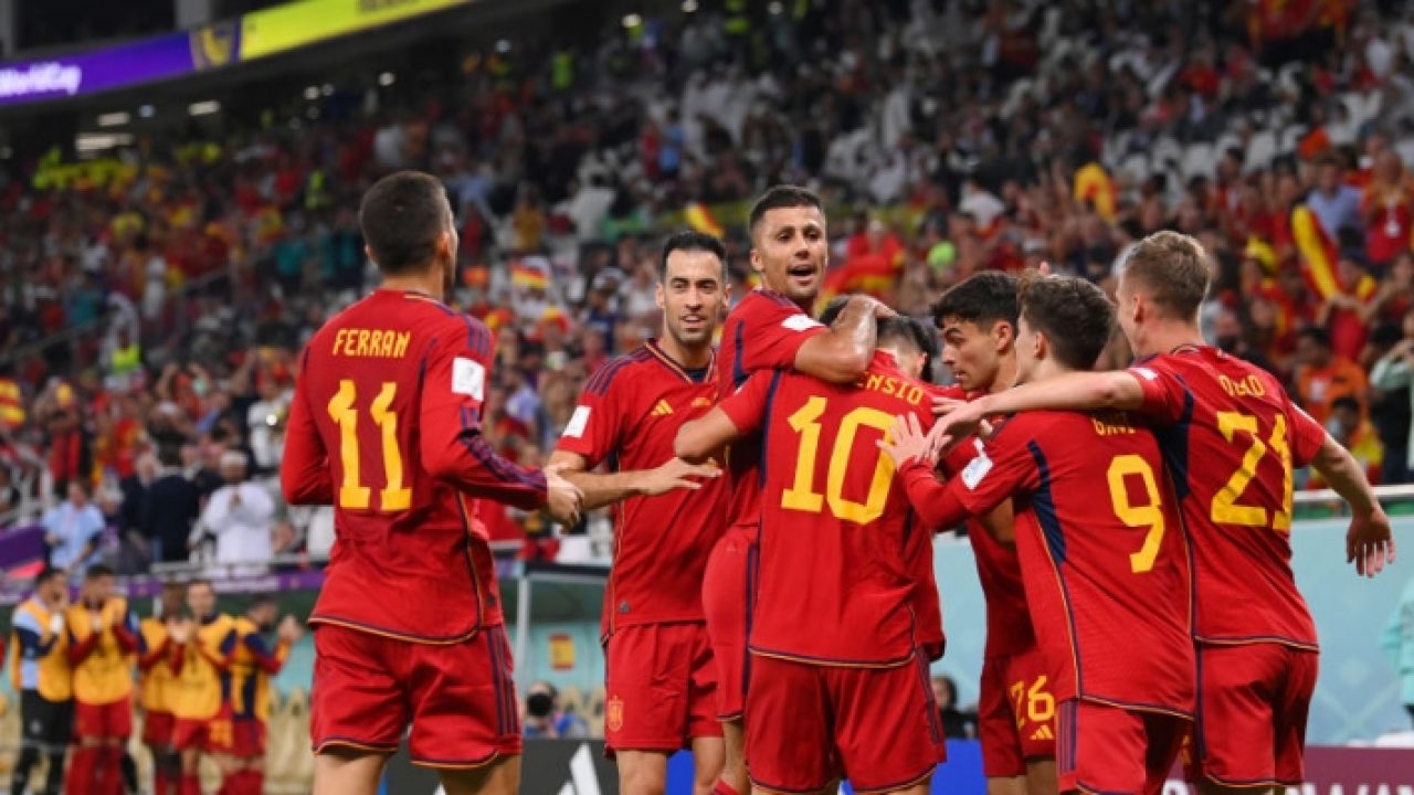 احتفال لاعبي إسبانيا بهدف داني أولمو في شباك كوستاريكا خلال مواجهة المنتخبين في كأس العالم قطر 2022
