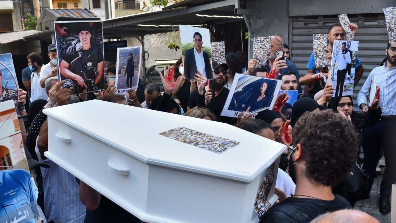 انفجار-مرفأ-بيروت-أهالي-الضحايا-يتظاهرون-أمام-منزل-وزير-الداخلية نعوشهم ستسقط عروشكم ولو بعد حين ...