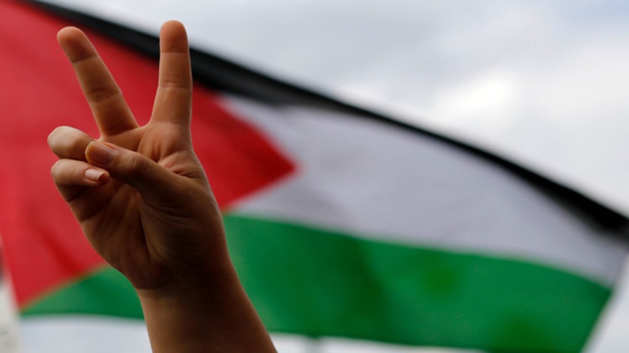 فلسطينيين مع إشارة النصر