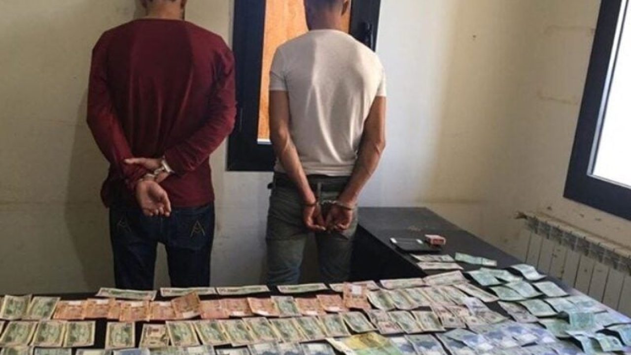 مروجا-عملة-مزيفة-بقبضة-قوى-الأمن-800×549 مروجا-عملة-مزيفة-بقبضة-قوى-الأمن-800x549