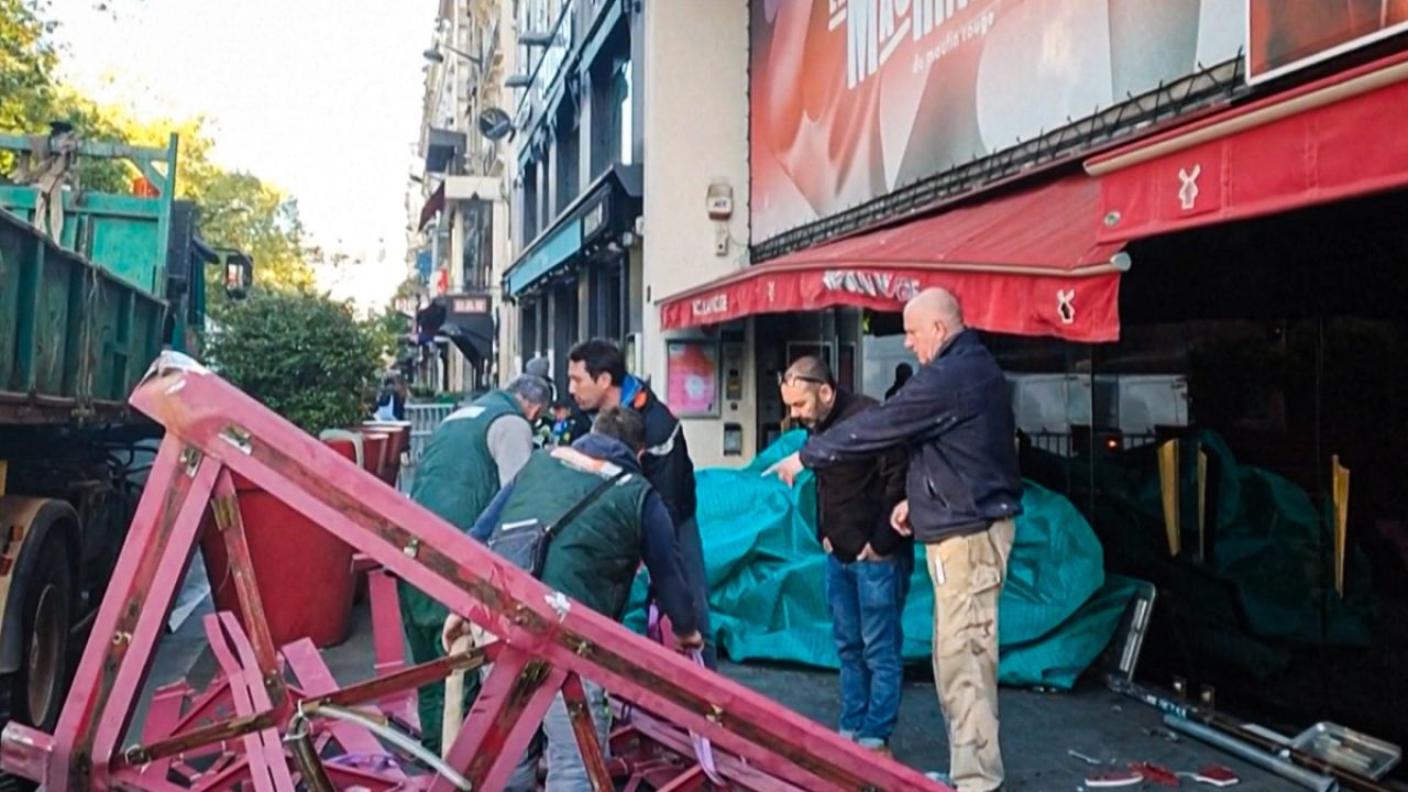 A framegrab taken from an AFP video shot in Paris on April 25, 2024, shows one of the blades of the Moulin Rouge musical cabaret on the pavement after it collapsed overnight, prior to be removed by workers. - The blades of the windmill on top of the Moulin Rouge cabaret, one of the most famous landmarks in Paris, collapsed during the night of April 24, 2025, firefighters said, just months before the French capital hosts the Olympics. (Photo by Marine DO-VALE / AFP)